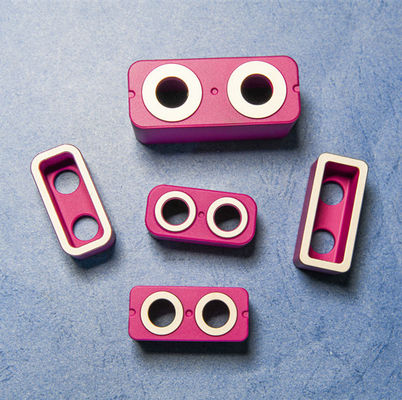 Piastra in ceramica di allumina con resistenza agli shock termici 250C, alta densità volumetrica ≥3.65 e durezza 9 Mohs