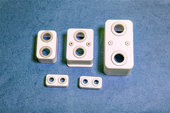 Componenti in ceramica di allumina ad alta densità 3,6 g/cm³-3,9 g/cm³ con tenuta ai gas ≤1,0*10⁻¹¹ per applicazioni a 1700°C